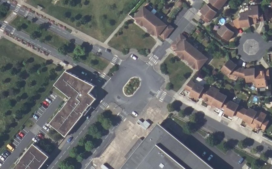 Vue aérienne du Rond-point anonyme n°176561548
