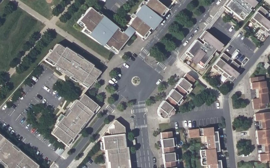 Vue aérienne du Rond-point anonyme n°176561549