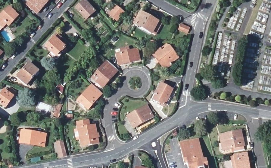 Vue aérienne du Rond-point anonyme n°176569645