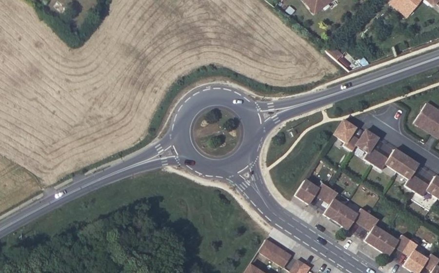 Vue aérienne du Rond-point anonyme n°176572981