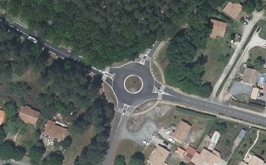 Vue aérienne du Rond-point anonyme n°176706369