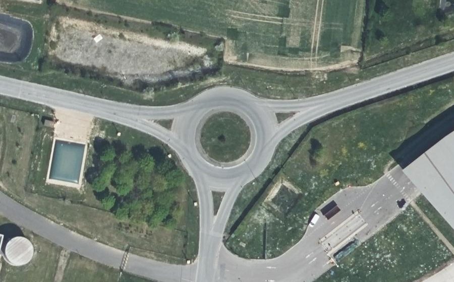 Vue aérienne du Rond-point anonyme n°176715773