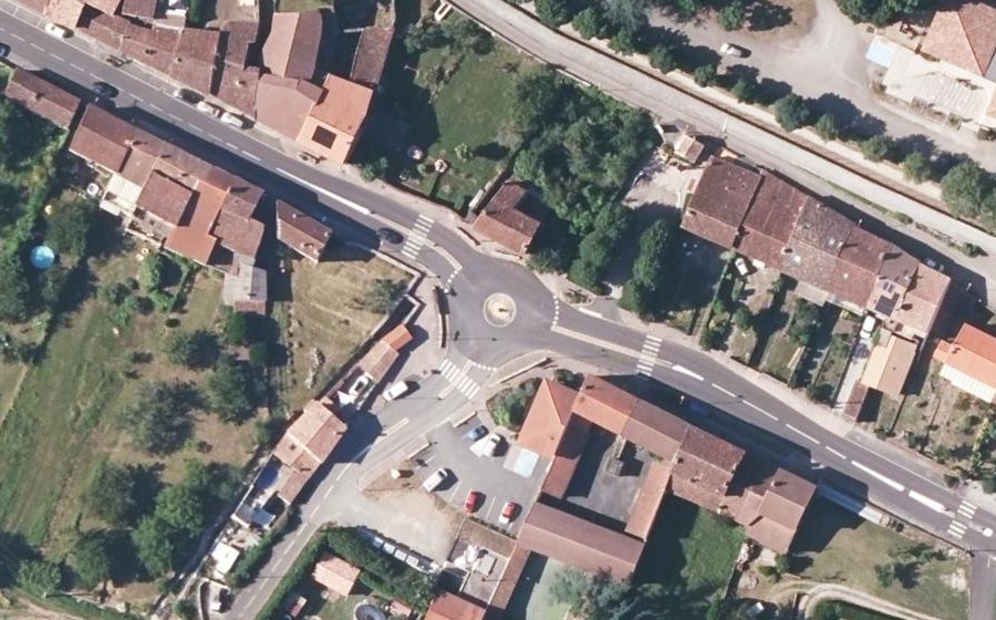 Vue aérienne du Rond-point anonyme n°176744090