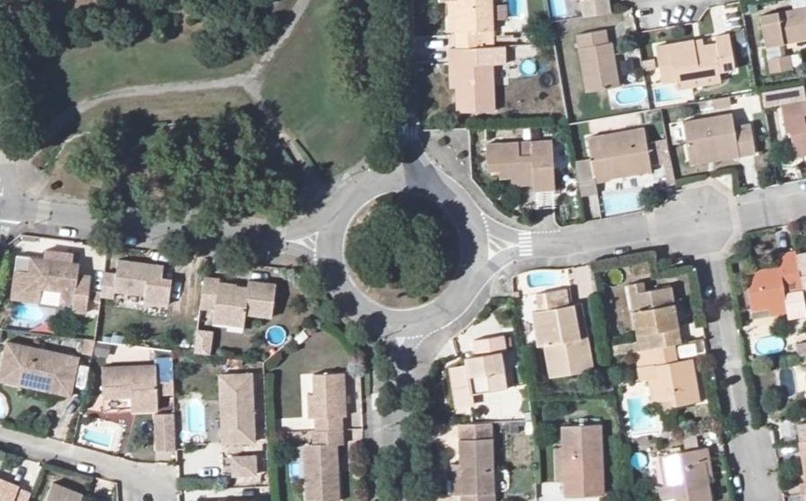 Vue aérienne du Rond-point anonyme n°176759241