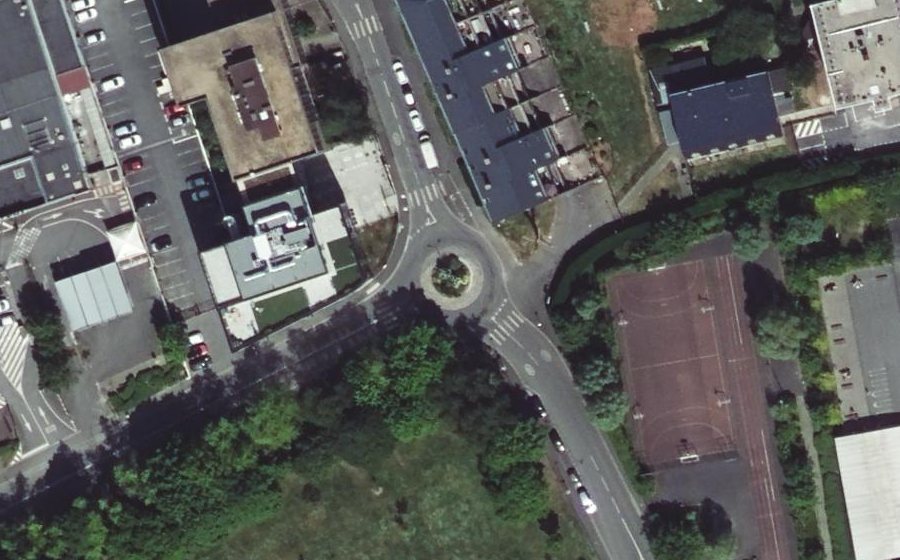 Vue aérienne du Rond-point anonyme n°176767110