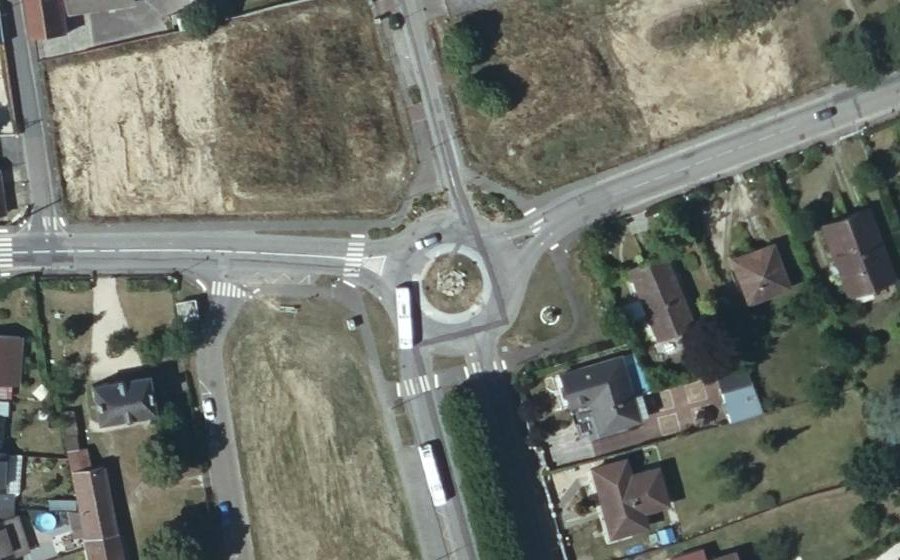 Vue aérienne du Rond-point anonyme n°176783530