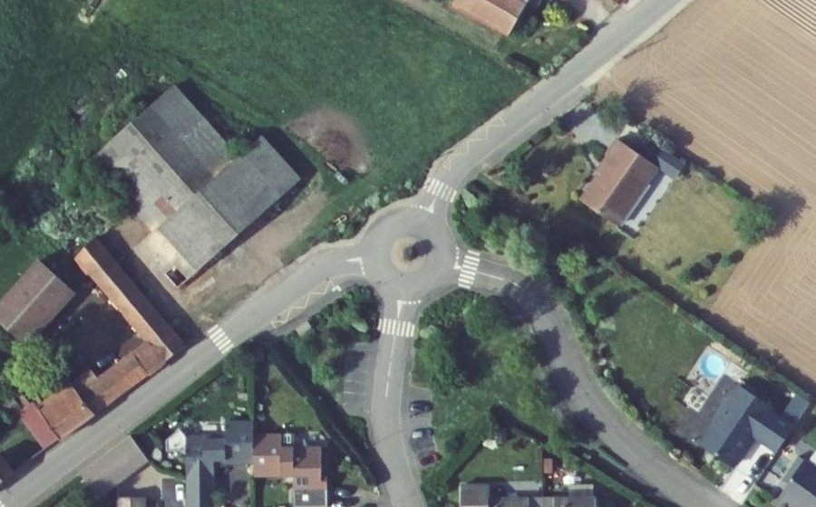 Vue aérienne du Rond-point anonyme n°176806049