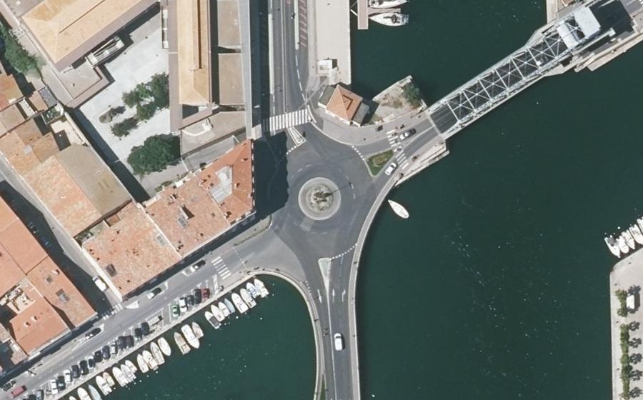 Vue aérienne du Rond-point anonyme n°17683610