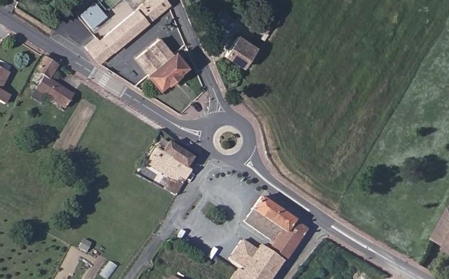 Vue aérienne du Rond-point anonyme n°176837651