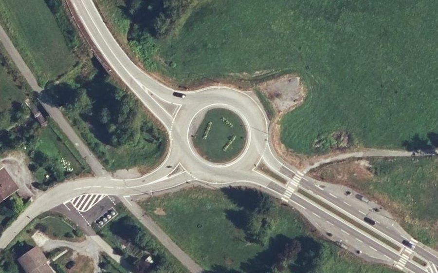 Vue aérienne du Rond-point anonyme n°176865910
