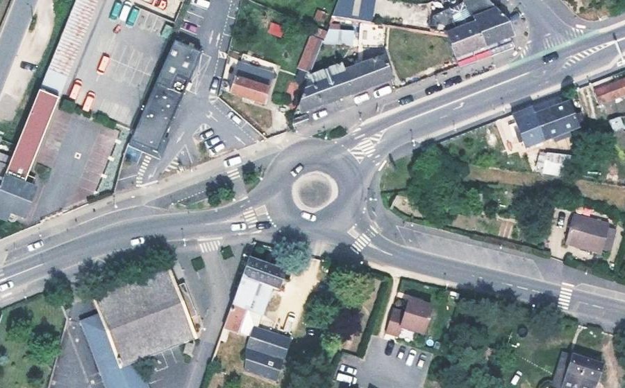 Vue aérienne du Rond-point anonyme n°176873382