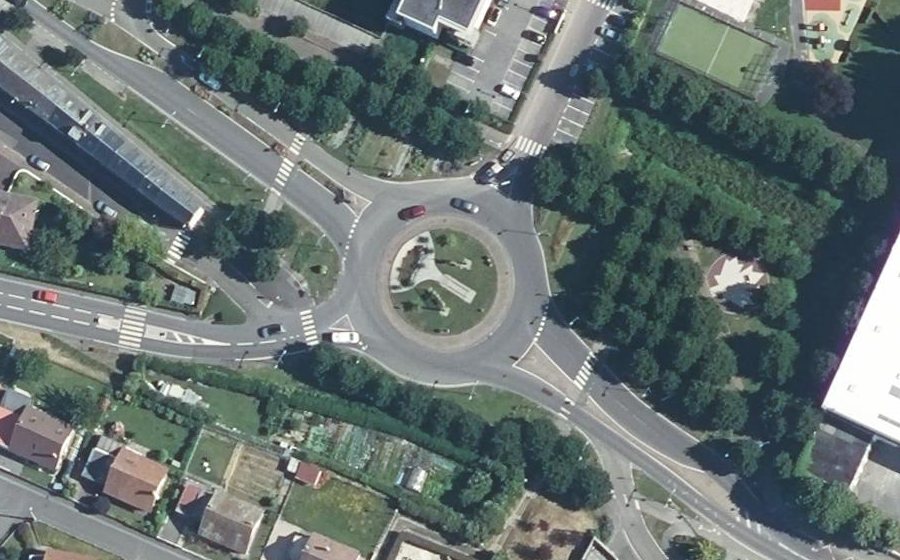 Vue aérienne du Rond-point anonyme n°176921028