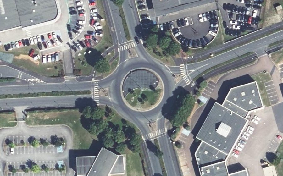 Vue aérienne du Rond-point anonyme n°176941754