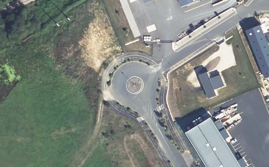 Vue aérienne du Rond-point anonyme n°176941758