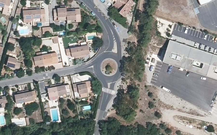 Vue aérienne du Rond-point anonyme n°176954285