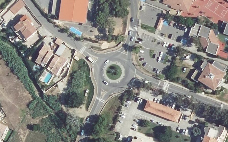 Vue aérienne du Rond-point anonyme n°176980093