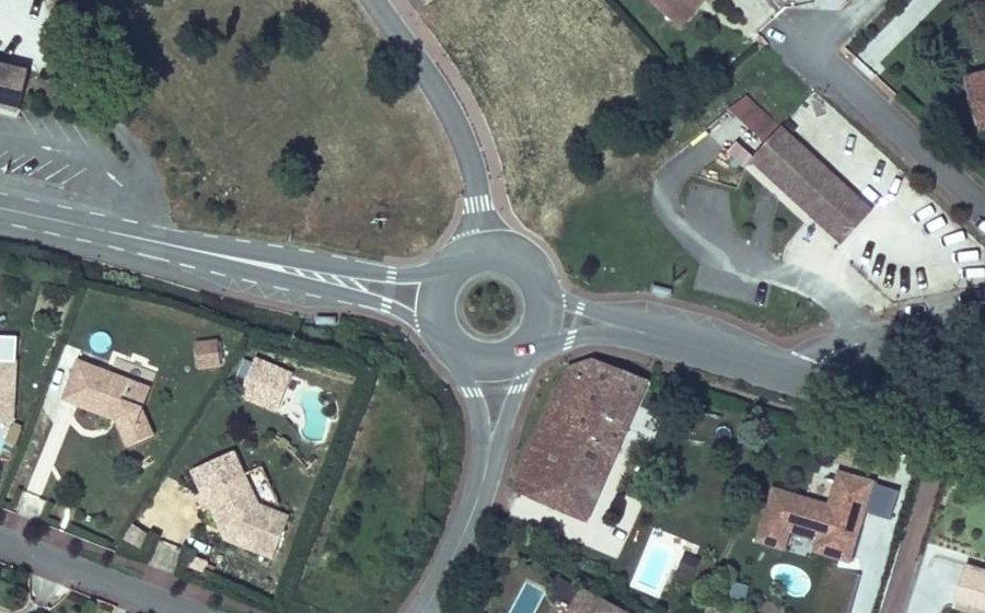 Vue aérienne du Rond-point anonyme n°176982128