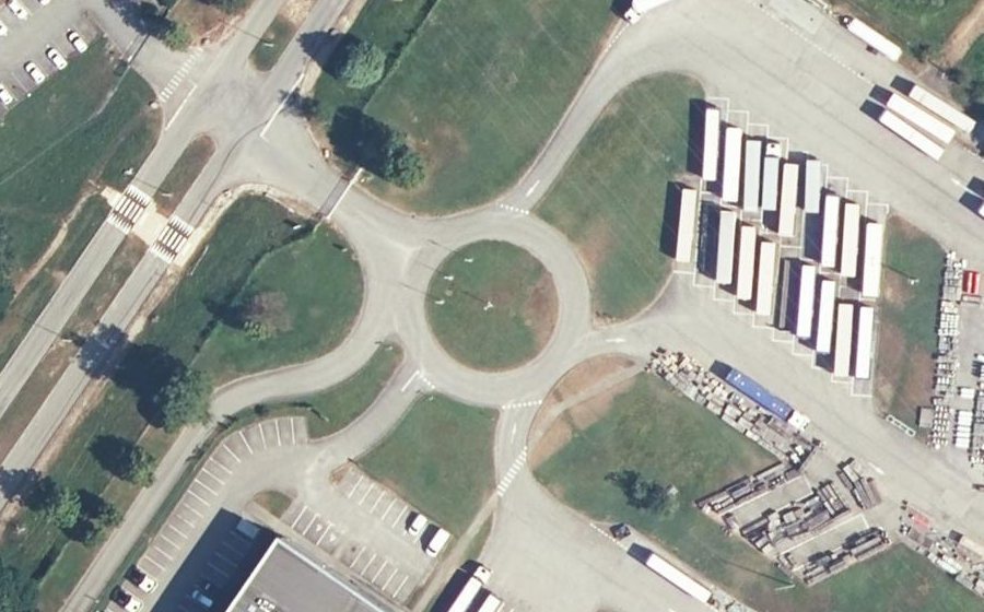 Vue aérienne du Rond-point anonyme n°176982472