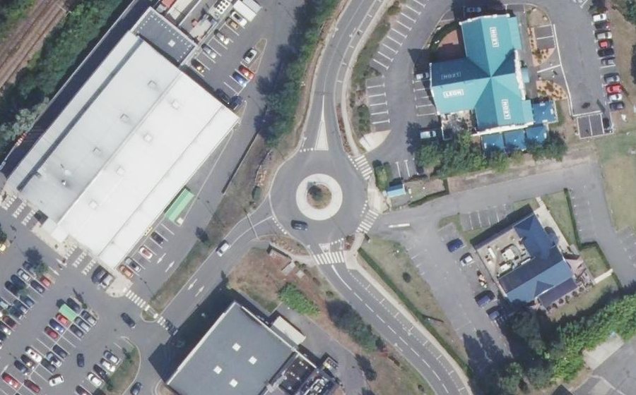 Vue aérienne du Rond-point anonyme n°176989102