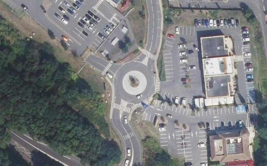 Vue aérienne du Rond-point anonyme n°176989104