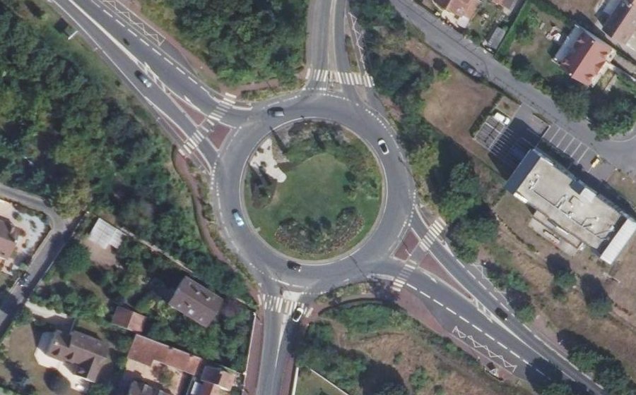 Vue aérienne du Rond-point anonyme n°176990235