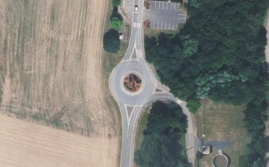 Vue aérienne du Rond-point anonyme n°176991421