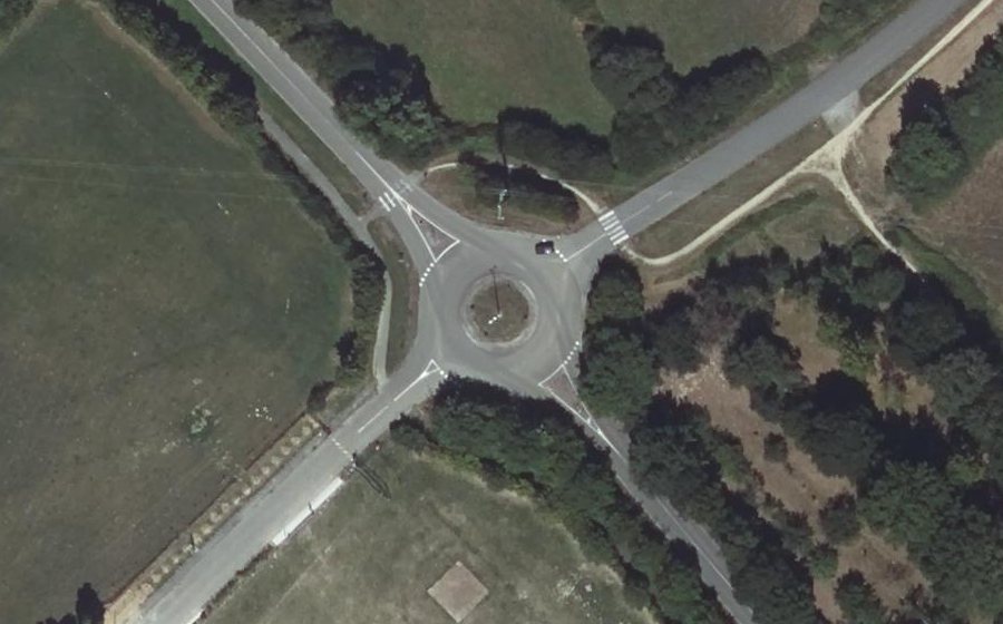 Vue aérienne du Rond-point anonyme n°176993530