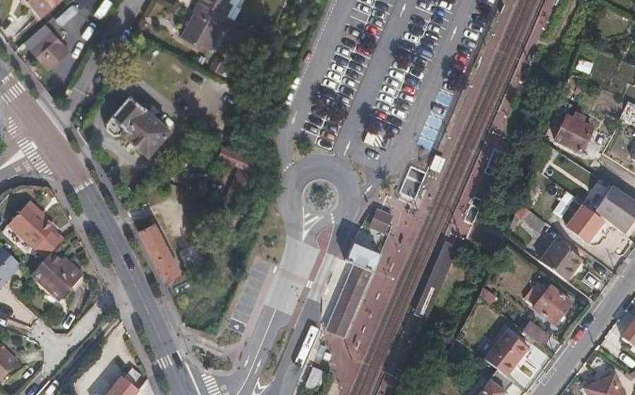 Vue aérienne du Rond-point anonyme n°176996627