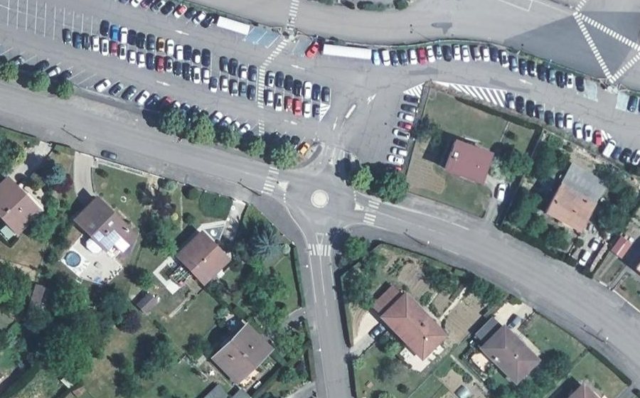 Vue aérienne du Rond-point anonyme n°177030524