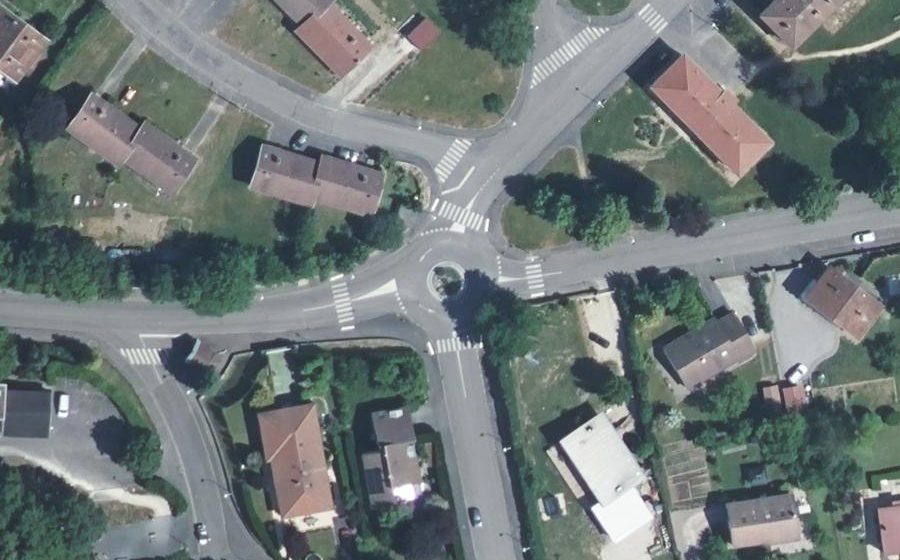 Vue aérienne du Rond-point anonyme n°177030534