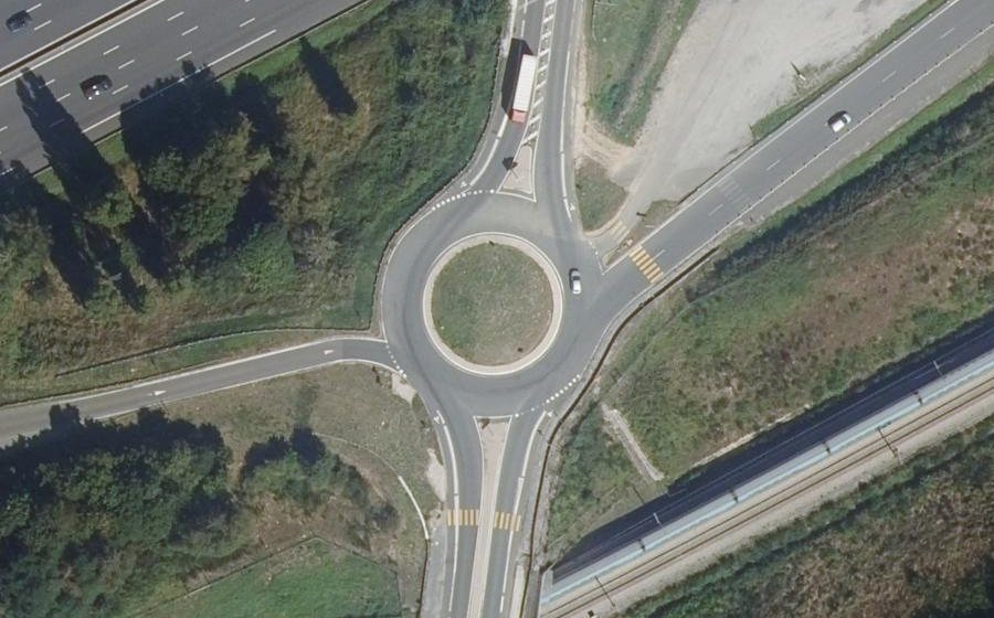Vue aérienne du Rond-point anonyme n°177032764