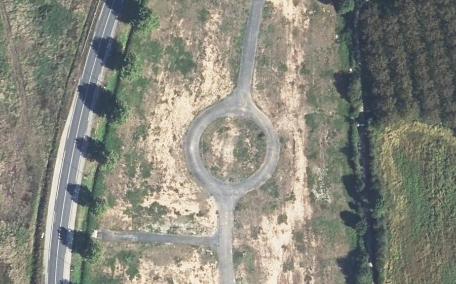 Vue aérienne du Rond-point anonyme n°177058241