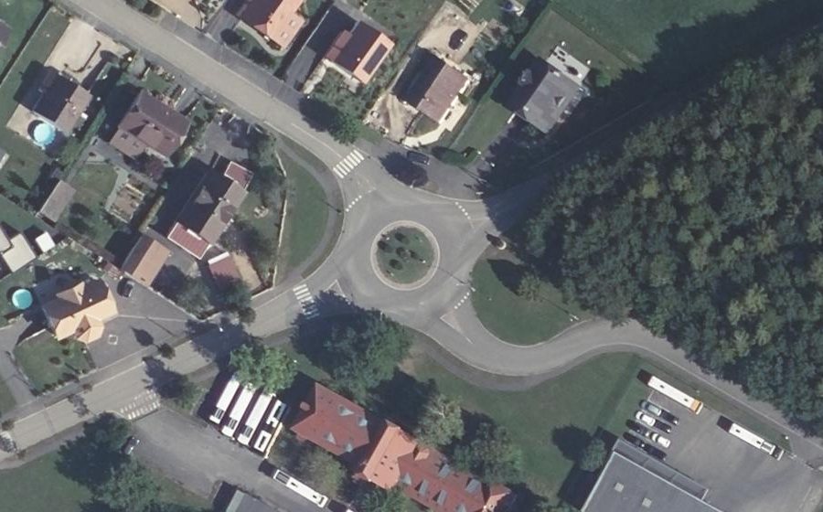 Vue aérienne du Rond-point anonyme n°177080614