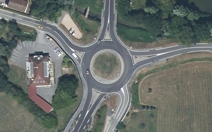 Vue aérienne du Rond-point anonyme n°177098385