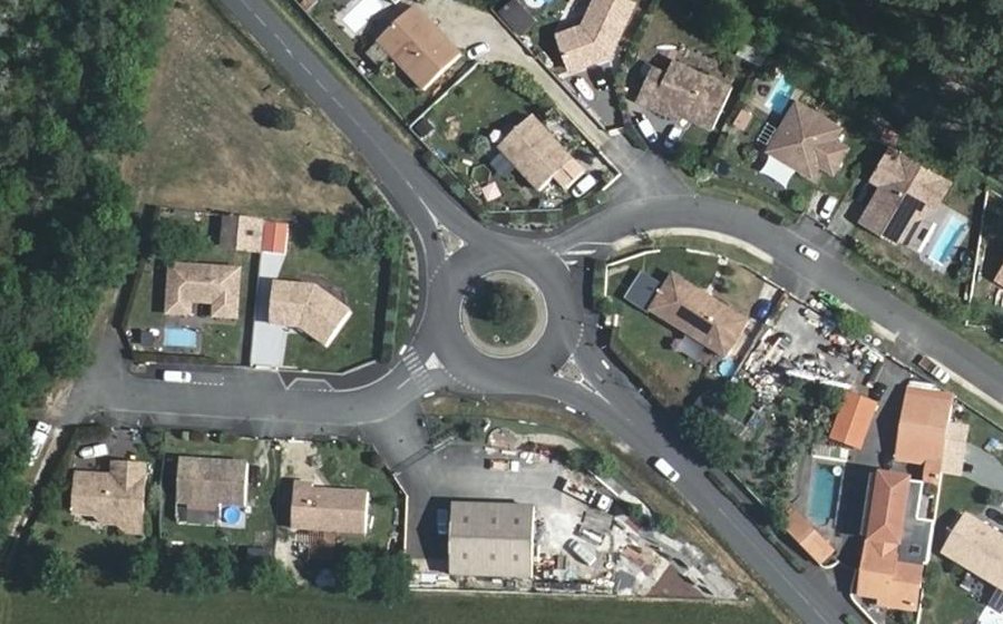 Vue aérienne du Rond-point anonyme n°177137838