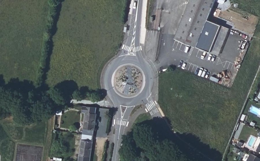 Vue aérienne du Rond-point anonyme n°177186891