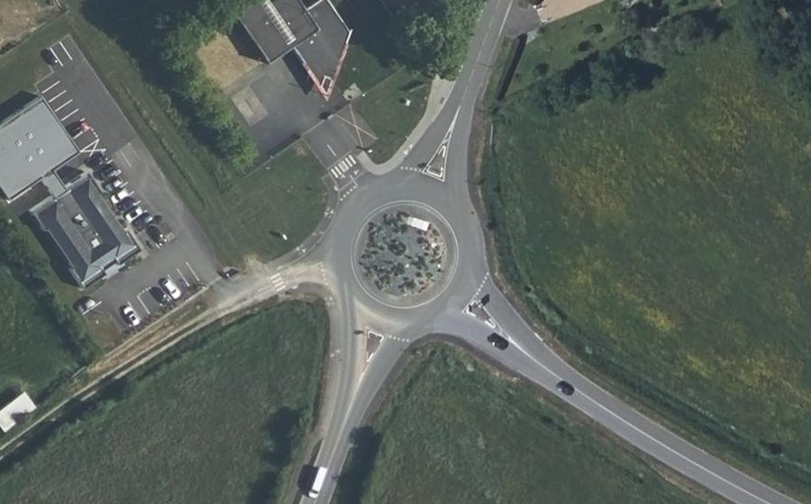 Vue aérienne du Rond-point anonyme n°177188523