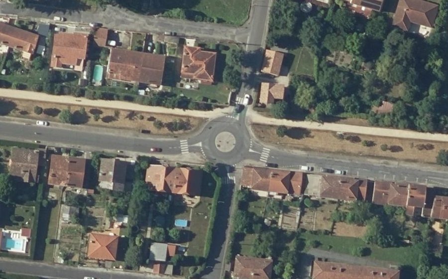 Vue aérienne du Rond-point anonyme n°177210752