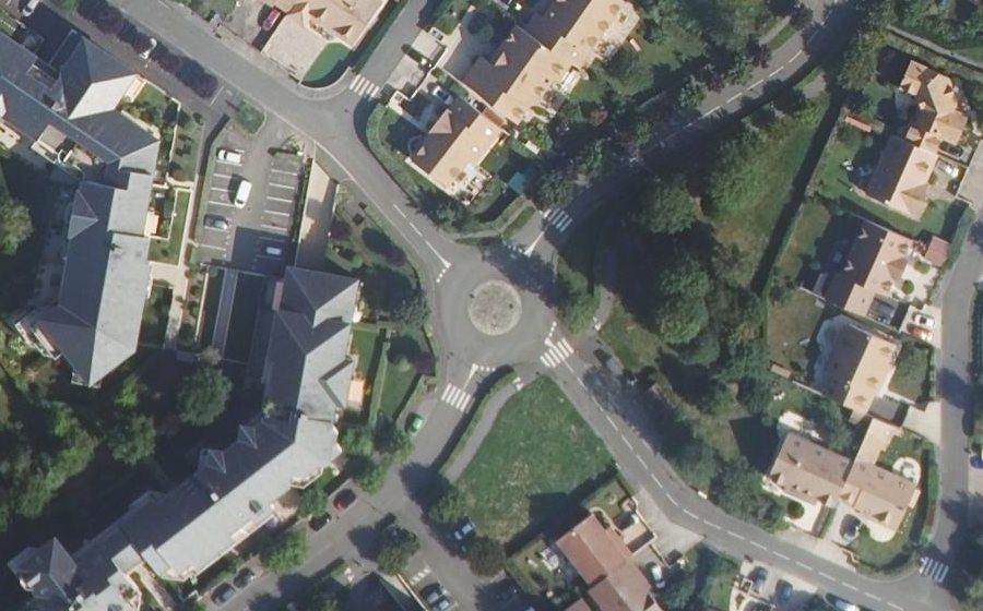 Vue aérienne du Rond-point anonyme n°177356860