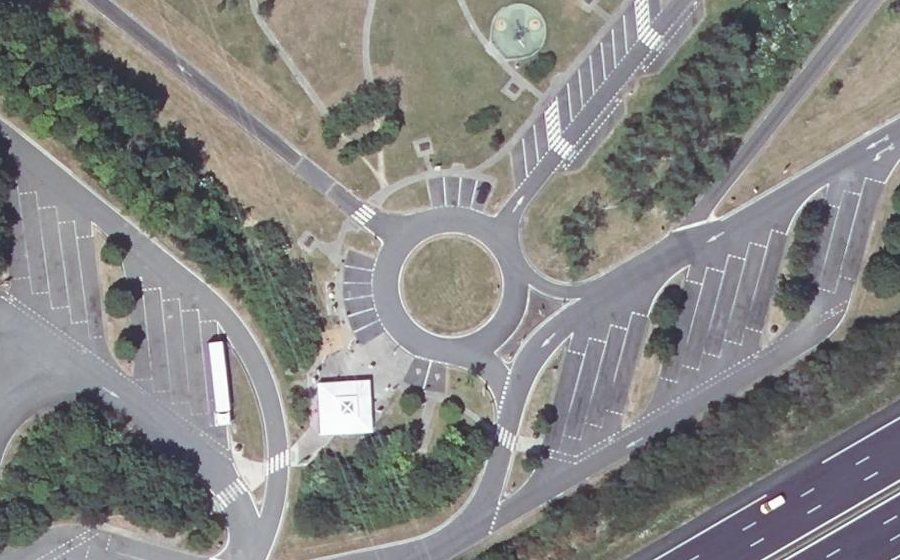 Vue aérienne du Rond-point anonyme n°177369034