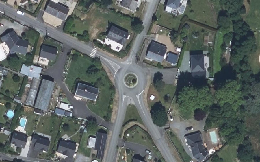 Vue aérienne du Rond-point anonyme n°177373643
