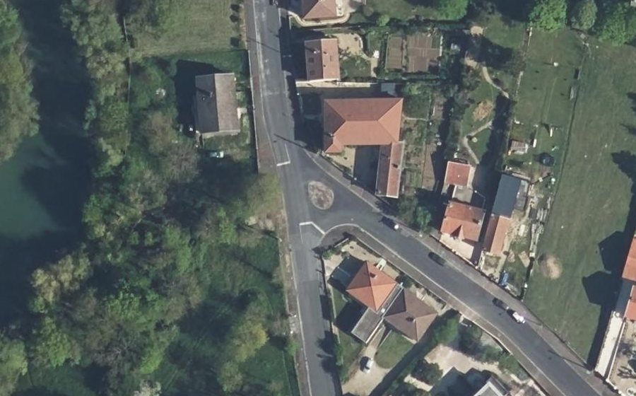Vue aérienne du Rond-point anonyme n°177433657