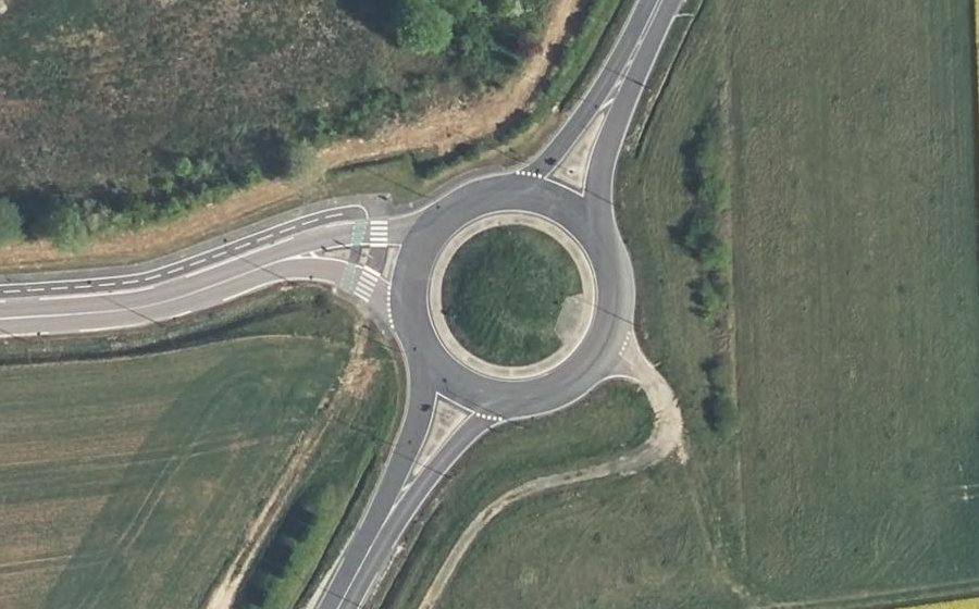 Vue aérienne du Rond-point anonyme n°177435198