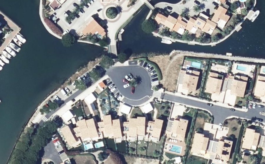 Vue aérienne du Rond-point anonyme n°177438526