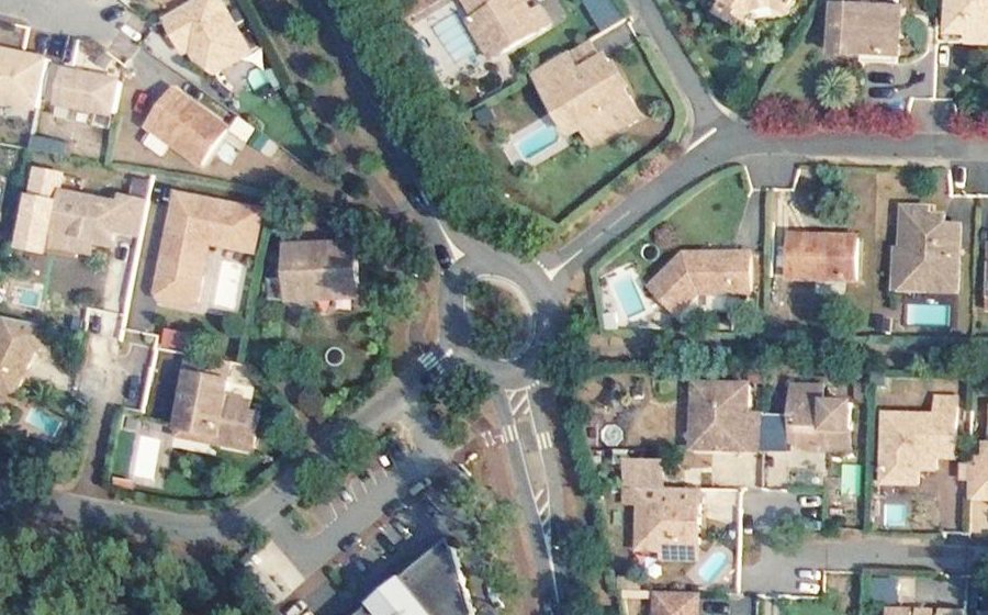 Vue aérienne du Rond-point anonyme n°177462203
