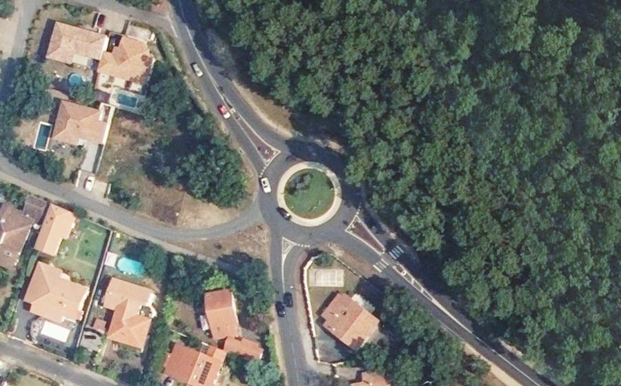Vue aérienne du Rond-point anonyme n°177464734