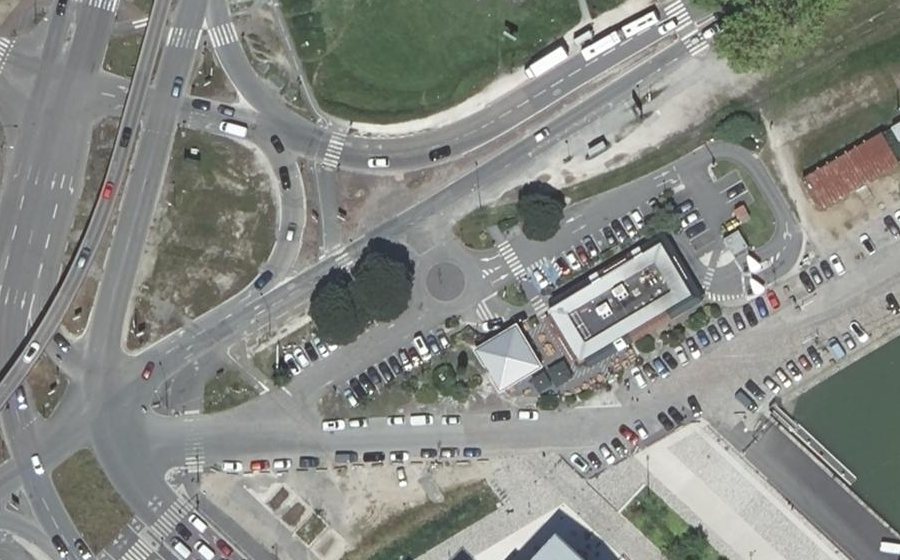 Vue aérienne du Rond-point anonyme n°177471646