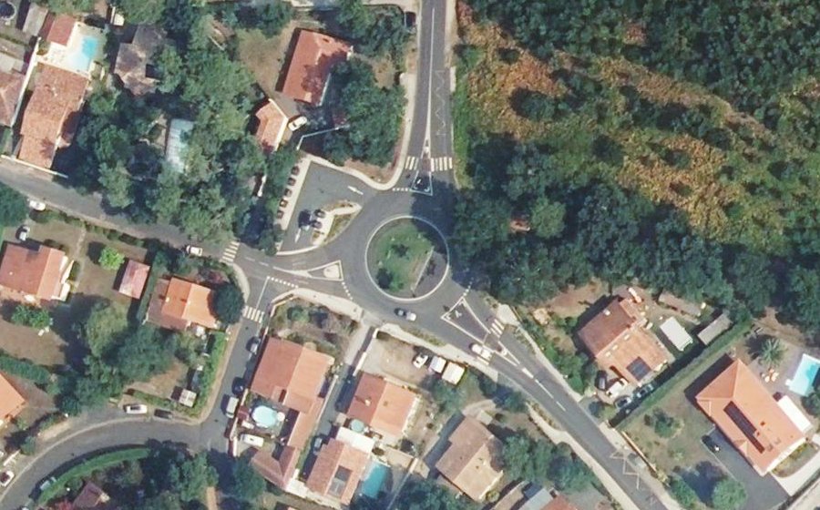Vue aérienne du Rond-point anonyme n°177528202