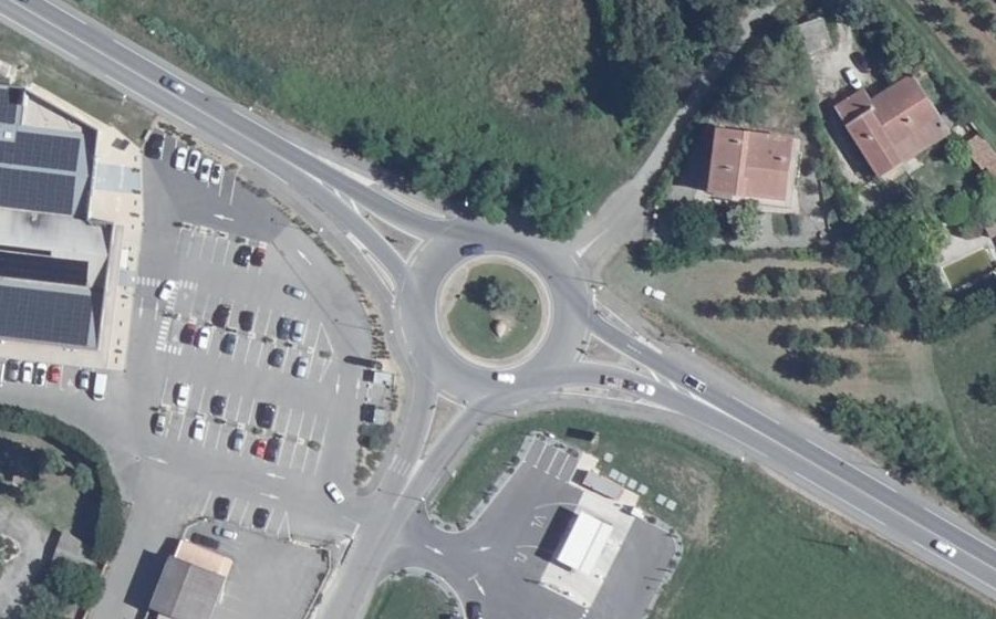 Vue aérienne du Rond-point anonyme n°177544581