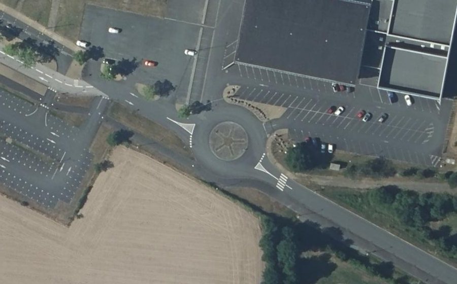 Vue aérienne du Rond-point anonyme n°177595472